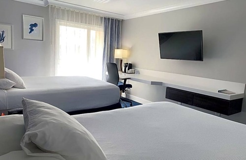 Old Towne Hotel | 2 Queen Jacuzzi Balcony Stay Near Beach, Pier and Main Street with Parking