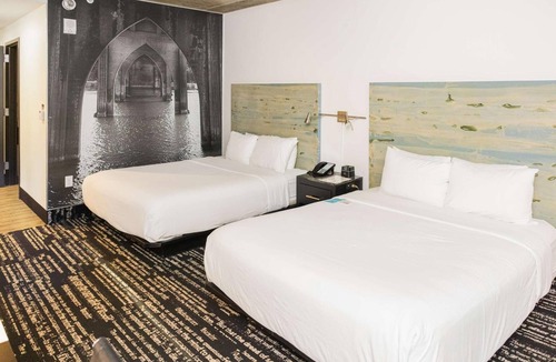 Cedars Hotel | 2 Queen | Lorenzo by Hilton | Skyline Pool, City Center 6 Min, Deep Ellum 7 Min