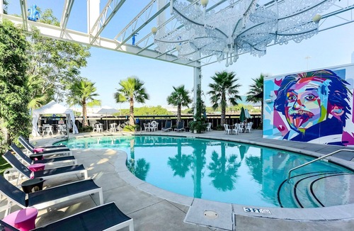 Cedars Hotel | 2 Queen | Lorenzo by Hilton | Skyline Pool, City Center 6 Min, Deep Ellum 7 Min