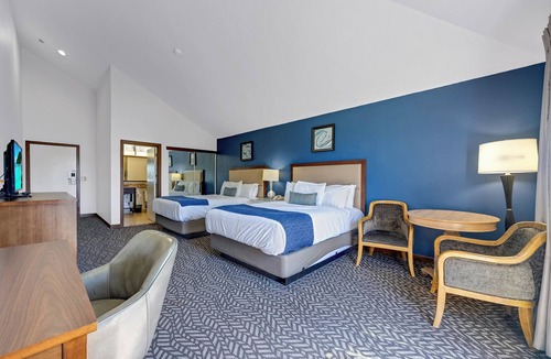 Bodega Bay Hotel | 2 Queen Vaulted Ceiling with Ocean View!