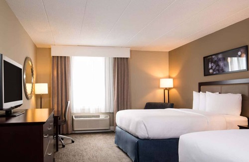 West Laurel Hotel | 2 Queens + Free Parking & Shuttle & Gym