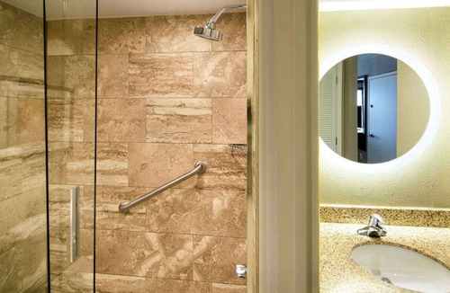 West Laurel Hotel | 2 Queens + Free Parking & Shuttle & Gym