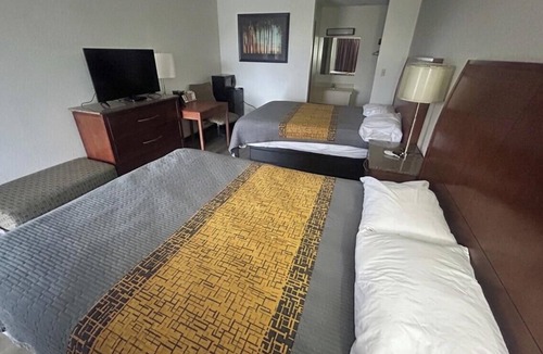 Greenville Hotel | 2 Relaxing & Budget-Friendly Rooms Near DeMoulin Museum | Free Onsite Parking