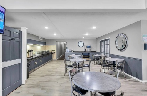 Urbana Hotel | 2 Relaxing Queen Rooms Close to University Shuttle – Great for Short Getaways