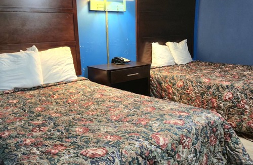 Cleveland Hotel | 2 Relaxing Rooms Offering Simplicity & Comfort & Free On-site Parking