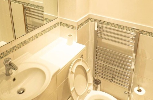 Uckfield House | 2 Ringles Place