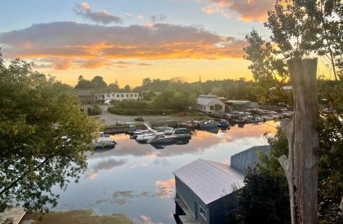 Gananoque Hotel | 2 Rivers Inn The Thousand Islands - LUXURY WATERFRONT SUITE & WALKOUT
