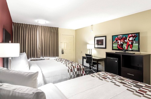 Dandridge Hotel | 2 Road Trip Ready Rooms w/Parking Near Knocks & Outdoor Adventures
