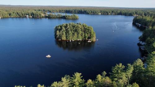 Brantingham House | 2 Romantic Island Cabins for 5 - Hot Tub Boat