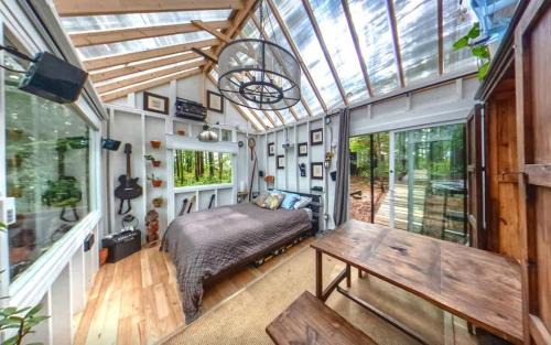 Brantingham House | 2 Romantic Island Cabins for 5 - Hot Tub Boat