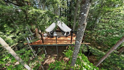 Brantingham House | 2 Romantic Island Cabins for 5 - Hot Tub Boat