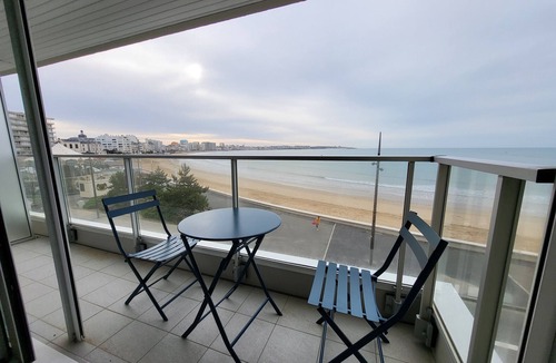 Les Sables d'Olonne Apartment | 2-room apartment facing the beach with balcony, equipped kitchen and TV