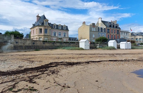 Saint-Regnobert-de-la-Cote-de-Nacre Apartment | 2-room apartment, 50 meters from the beach