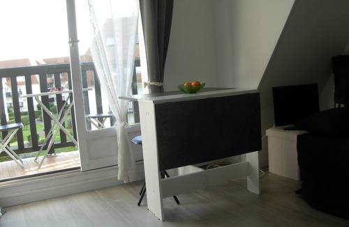 Villers-sur-Mer Apartment | 2 room apartment for 4 persons balcony 150 m from the beach and shops