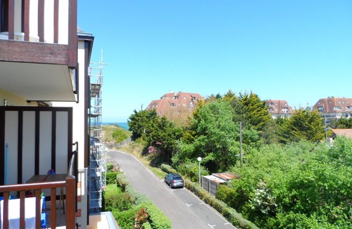 Cabourg Apartment | 2-room apartment in Cabourg, near beach, pets allowed, terrace