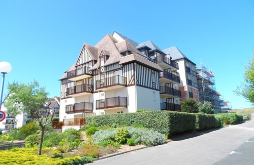 Cabourg Apartment | 2-room apartment in Cabourg, near beach, pets allowed, terrace