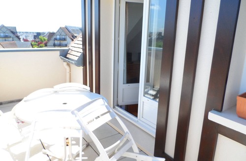 Cabourg Apartment | 2-room apartment in Cabourg, near beach, pets allowed, terrace
