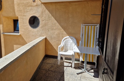 Silvaplana Apartment | 2-room flat, height underground parking, cosy living room with sheltered balcony
