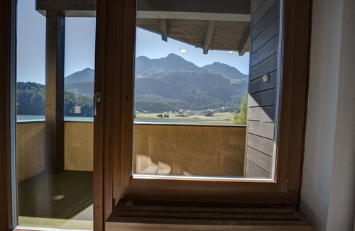 Silvaplana Apartment | 2-room flat with lake view on the 2nd floor