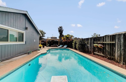Sacramento House | #2 - Room in a beautiful house with pool