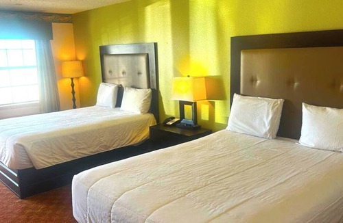 Whitesboro Hotel | 2 Room Stay w/2 Queen Beds Near Cross Timbers Trail - Ideal for Nature Lovers