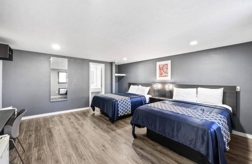 Cleburne Hotel | 2 Rooms Ideal for Family Trips Near Cleburne City Center | Free Onsite Parking