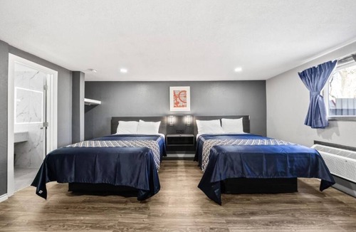 Cleburne Hotel | 2 Rooms Ideal for Family Trips Near Cleburne City Center | Free Onsite Parking