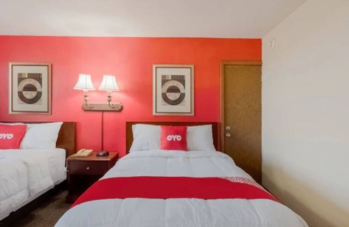 Morton Hotel | 2 Rooms Perfect for Group Stays! Off I-74 in Morton Near Dining Sites