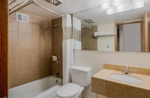 Morton Hotel | 2 Rooms Perfect for Group Stays! Off I-74 in Morton Near Dining Sites