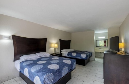 Beeville Hotel | 2 Rooms w/Free Breakfast & Parking | Pet-Friendly Beeville Stay