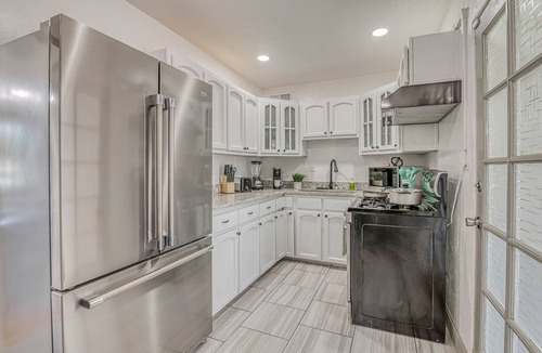 El Paso House | 2 ROOMS with KING BEDS, SOFA BED, 2 BATHROOMS, REFRIGERATION & WIFI