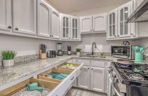 El Paso House | 2 ROOMS with KING BEDS, SOFA BED, 2 BATHROOMS, REFRIGERATION & WIFI