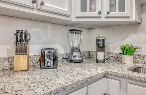 El Paso House | 2 ROOMS with KING BEDS, SOFA BED, 2 BATHROOMS, REFRIGERATION & WIFI
