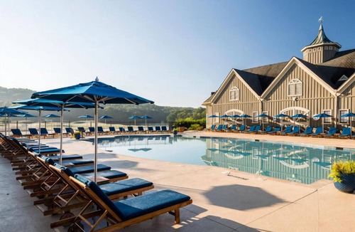 Mount Berry Hotel | 2 Rooms with Outdoor Pool Access, Pets Allowed! Steps from Historic Gardens