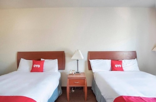 Clute Hotel | 2 Rooms with Private Bathroom Near Clute Lake – Affordable Stay