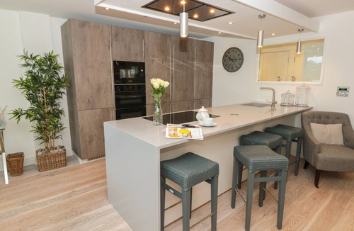 Dartmouth Cottage | 2 Sails