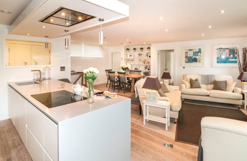 Dartmouth Cottage | 2 Sails