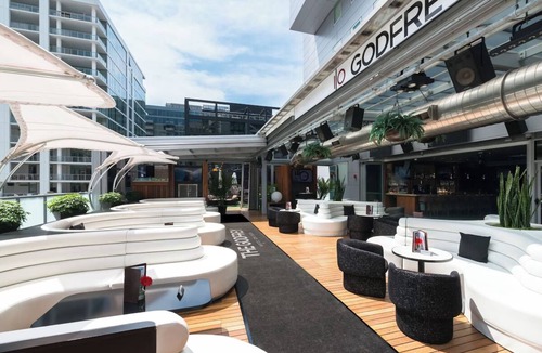 Near North Side Hotel | 2 Spacious King Room with Rooftop Lounge & Scenic Views of Chicago