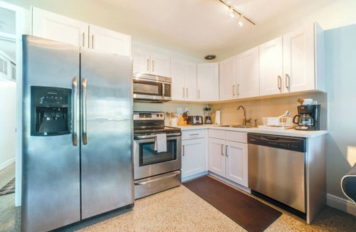 Poinsettia Heights Apartment | #2 ❤️ Spacious, Quiet, Elegant, with Full Kitchen