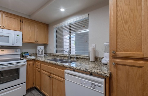 Baristo Hotel | 2 Spacious Units, Outdoor Pool, Kitchen, Free Parking!
