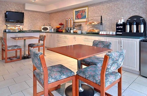 Windsor Hotel | 2-Star Hotel ∙ Lexington Inn & Suites-Windsor