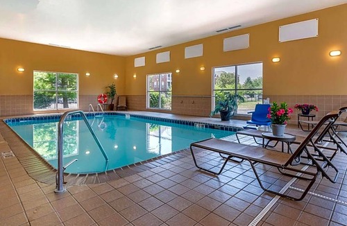 Urbana Hotel | 2-Star Hotel ∙ Comfort Suites Urbana Champaign, University Area