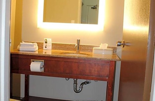 Windsor Hotel | 2-Star Hotel ∙ Howard Johnson Plaza by Wyndham Windsor