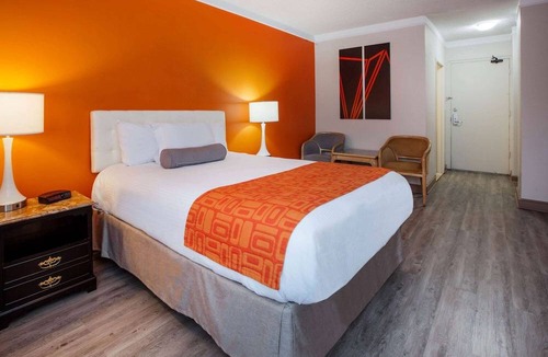 Windsor Hotel | 2-Star Hotel ∙ Howard Johnson Plaza by Wyndham Windsor