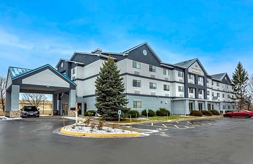 Bayberry Hotel | 2-Star Hotel ∙ Comfort Inn & Suites Liverpool-Clay