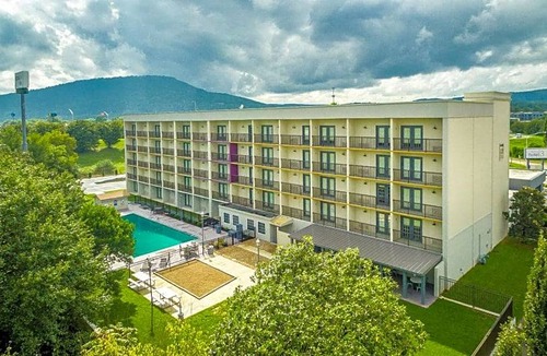 Downtown Chattanooga Hotel | 2-Star Hotel ∙ District 3 Hotel, Ascend Hotel Collection