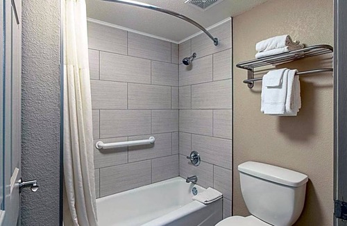 Kingsville Hotel | 2-Star Hotel ∙ Econo Lodge Kingsville