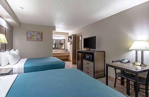Kingsville Hotel | 2-Star Hotel ∙ Econo Lodge Kingsville