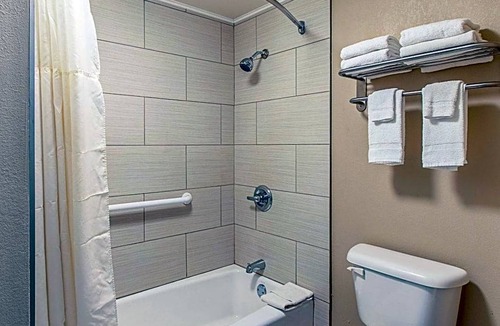 Kingsville Hotel | 2-Star Hotel ∙ Econo Lodge Kingsville