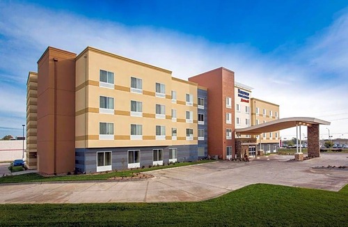 Hutchinson Hotel | 2-Star Hotel ∙ Fairfield Inn and Suites Hutchinson